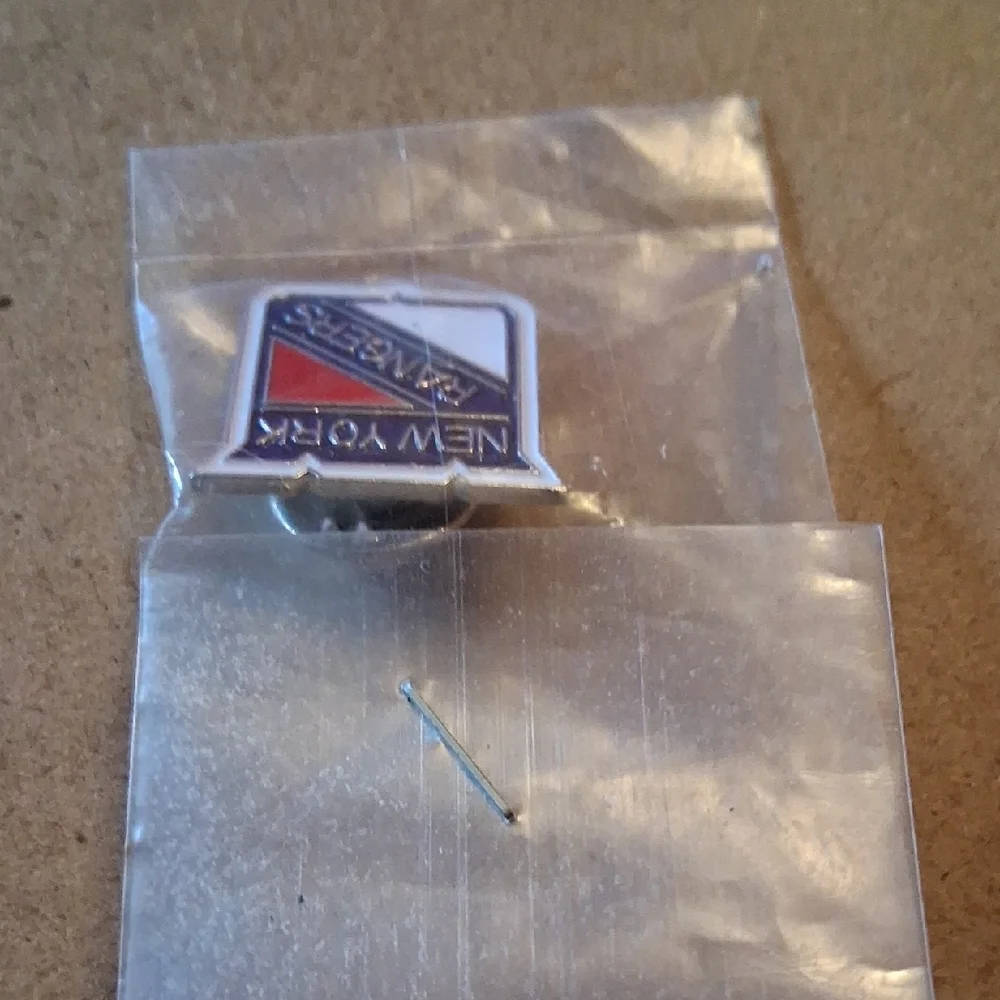 New York Rangers Pin - Picture 4 of 7